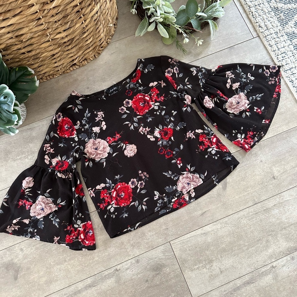 Justify Women’s Floral Print Flare Sleeve Crop Top Blouse Black Top Size XS